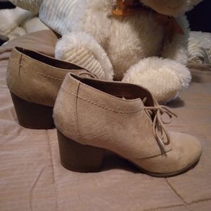 Indigo Rd., size 8, tan, small heel